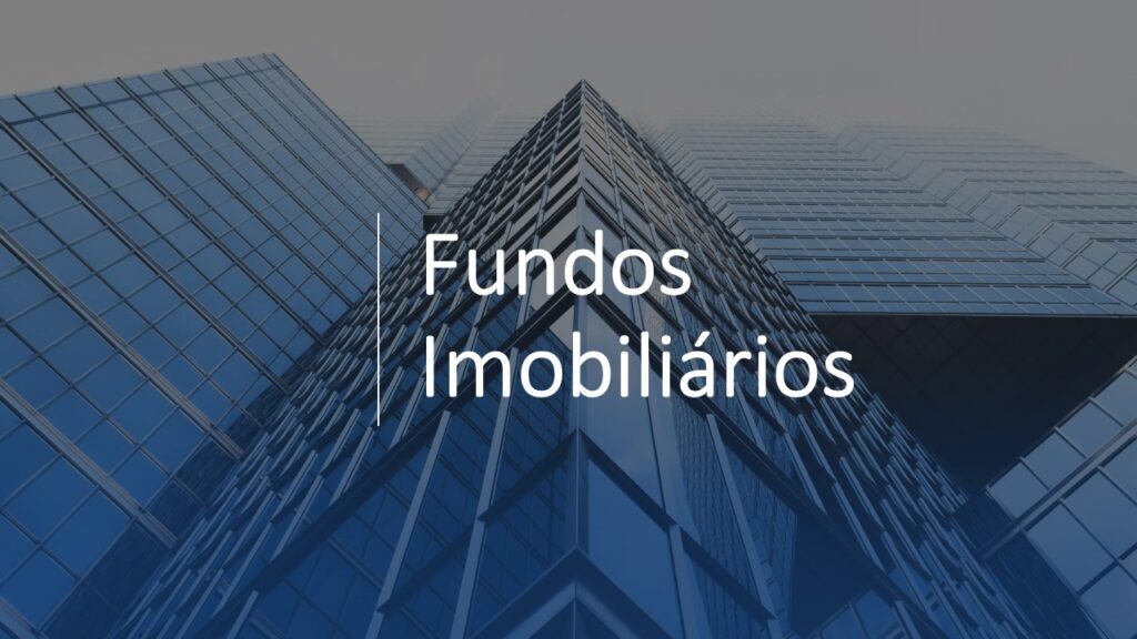 Top 10 – Fundos Imobiliários: Fachada de vidro azul de arranha-céus refletindo o céu, com as palavras 'Fundos Imobiliários' em destaque.